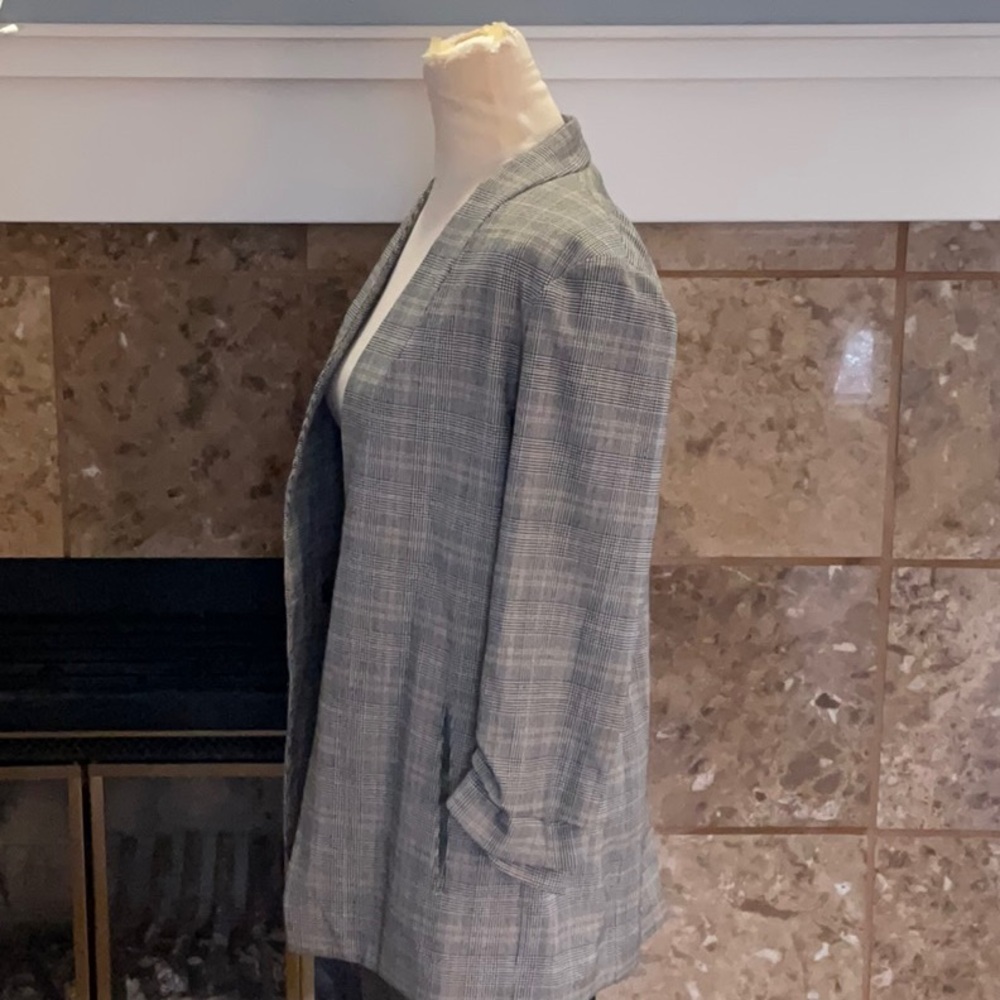 STUNNING Babaton Classic Gray Plaid Blazer Size 8 - Picture 3 of 8